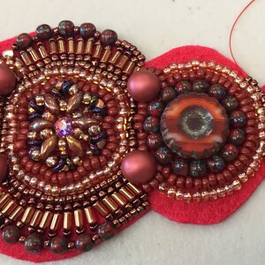 Tutorial modello bottone gioiello perline bracciale polsino ricamo immagine 6