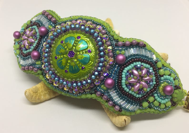 Tutorial modello bottone gioiello perline bracciale polsino ricamo immagine 3