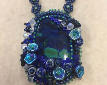 Tutorial SCHEMA Collana con ciondolo ricamato con perline e fiori cabochon