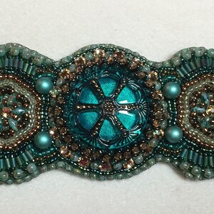 Tutorial modello bottone gioiello perline bracciale polsino ricamo immagine 4