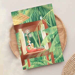 Manifesto di viaggio tropicale zen con donna e gatto – Illustrazione stampata nella giungla delle Maldive | Stampa decorativa da parete che riproduce una vita lenta.