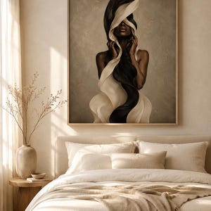 Peut inclure: Une impression d'art encadr&eacute;e repr&eacute;sentant une femme avec un tissu noir et blanc fluide. L'&oelig;uvre d'art a une palette de couleurs neutres et est expos&eacute;e au-dessus d'un lit avec une literie cr&egrave;me. Un vase avec des branches s&eacute;ch&eacute;es est pos&eacute; sur une table de chevet en bois.