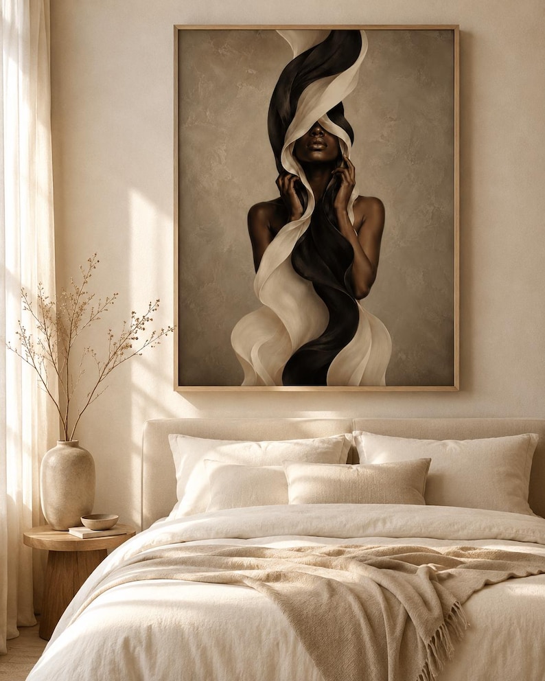 Peut inclure: Une impression d'art encadr&eacute;e repr&eacute;sentant une femme avec un tissu noir et blanc fluide. L'&oelig;uvre d'art a une palette de couleurs neutres et est expos&eacute;e au-dessus d'un lit avec une literie cr&egrave;me. Un vase avec des branches s&eacute;ch&eacute;es est pos&eacute; sur une table de chevet en bois.