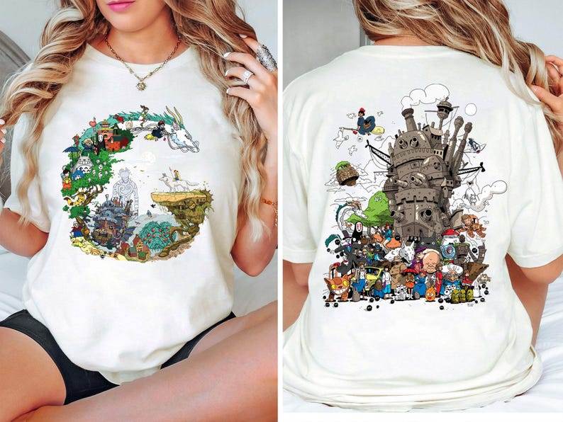 Op de afbeelding: Cr&egrave;mekleurig T-shirt met kleurrijke illustraties uit een populaire animatiefilm. Het ontwerp aan de voorkant is een cirkelvormige opstelling van personages en landschappen. De achterkant van het shirt toont een gedetailleerde afbeelding van een kasteel en diverse personages. Casual stijl.