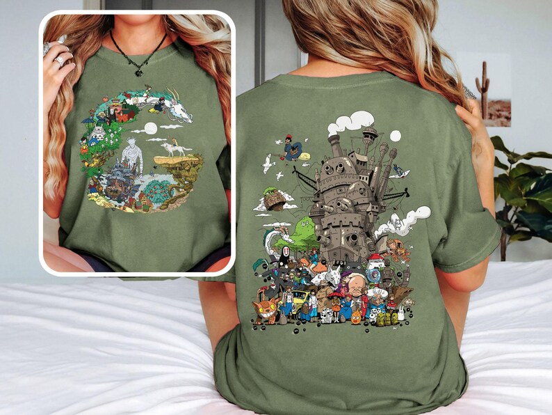 Op de afbeelding: Olijfgroen T-shirt met een kleurrijke afbeelding uit een populaire animatiefilm. Het ontwerp bevat een kasteel, personages en elementen uit de film. Het shirt is een comfortabele, casual stijl.