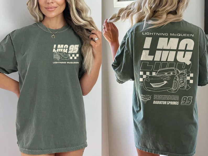 Puede incluir: Camiseta verde con gr&aacute;ficos de Rayo McQueen. La parte delantera muestra "LMQ 95" con una ilustraci&oacute;n de coche y "Lightning McQueen". La parte trasera presenta un dise&ntilde;o m&aacute;s grande con "Lightning McQueen", "Radiator Springs" y el n&uacute;mero "95".