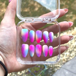 Levendige hand-airbrushed ombre persnagels – middellange/lange amandelvorm