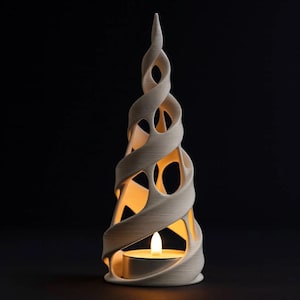 Op de afbeelding: Een set van drie keramische mokken met een gespikkelde, matte afwerking. De mokken zijn in crème, lichtgrijs en donkergrijs. Elke mok heeft een eenvoudig, minimalistisch ontwerp.