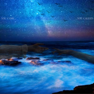 Peut inclure: Œuvre d'art numérique représentant un ciel étoilé et une mer. Deux mains se tendent l'une vers l'autre au-dessus des vagues. Le texte "YOU CAME..." et "...YOU CALLED" est visible en blanc.