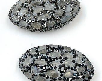 Colgante/cuenta central de 26 x 45 mm con fragmentos de piedra lunar y diamantes de imitación, perforado en el centro.