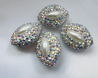 Nácar con cuentas centrales de diamantes de imitación (20 x 27 mm)