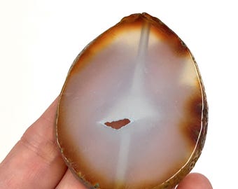 Gema de ágata en rodajas perforada en el centro, geoda de color blanco crema, piedra envuelta en alambre (57x60x8 mm)