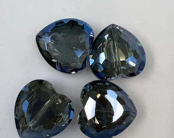 Puede incluir: Cuatro cuentas facetadas en forma de corazón en tonos azules y grises. Las cuentas tienen una superficie brillante y reflectante, creando un efecto brillante. Adecuadas para la fabricación de joyas y manualidades.