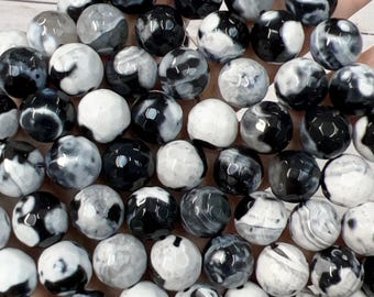 Hebra completa de cuentas de ágata blanca y negra facetadas redondas de 12 mm