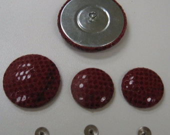 Boutons recouverts de cuir rouge à motif peau de serpent