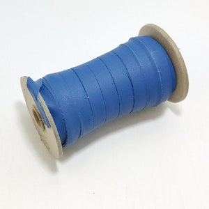 NUEVO COLOR - Cordón plano de piel de vaca de 1/2&quot; en azul Duquessa (5 yardas) Cordón 0500NDB; cordón de cuero; tira de cuero; azul real