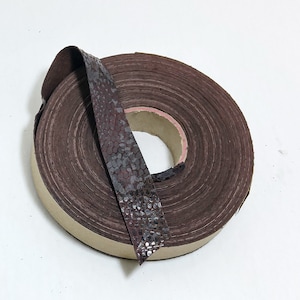 Ruban de finition plat 1 po. en daim de porc, bordeaux, imprimé serpent (2,75 YDS) 1000NP7 ; bordure ; (carte)