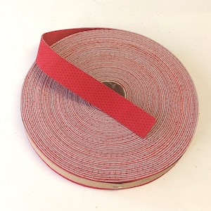 1-calowy płaski czerwony pasek ze skóry bydlęcej z wytłoczonymi kropkami (5 jardów) 1000NCD grubość 0,040 cala - paski do toreb; wiązanie