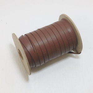 Echt rundleer 3/8" plat in bruin (7 yds 16") 0375NDB-siertape; randbinding; leren tape Dikte: 0,040" *kaart*