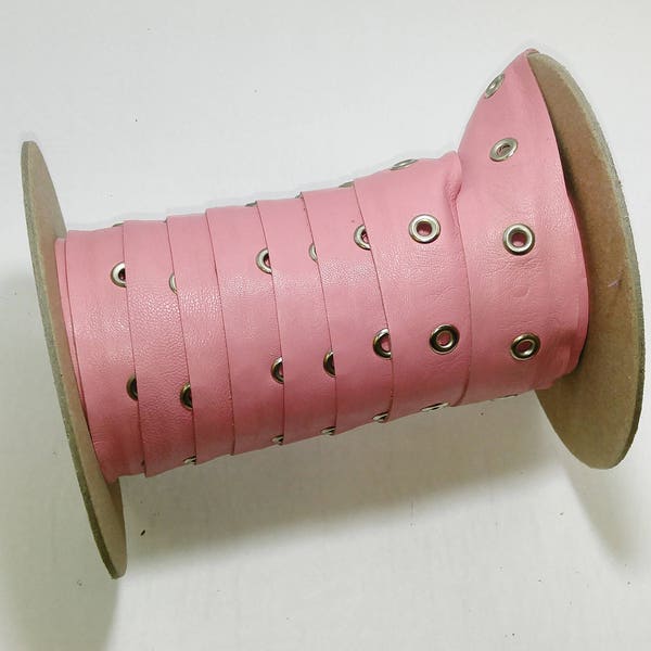 1-1/2 "Rosa Rindsleder Zierband mit Silber Öse Dekoration und Verstärkte Rückseite (1 Yard) in Bubble Gum Pink