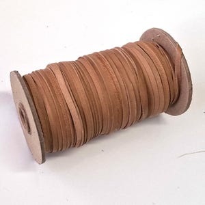 Allacciatura piatta in pelle di agnello da 3/16" in cammello opaco (10 iarde) 0187NLA