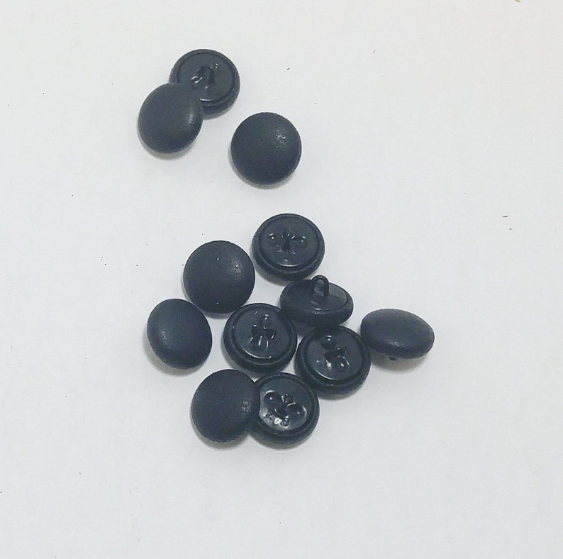12 X 20 Line Loop Back Leather Covered Buttons in Black Cowhide 1/2
