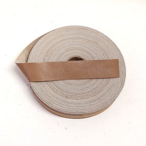 Rilegatura in pelle di vacchetta piatta da 1-1/4" con stampa iguana color cammello (3 iarde) Nastro di rifinitura 1250FCB; rilegatura dei bordi; nastro in pelle