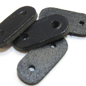 Puede incluir: Cuatro bucles de correa de cuero negro con dos agujeros cada uno. Los bucles est&aacute;n dise&ntilde;ados para sujetar correas o cinturones.
