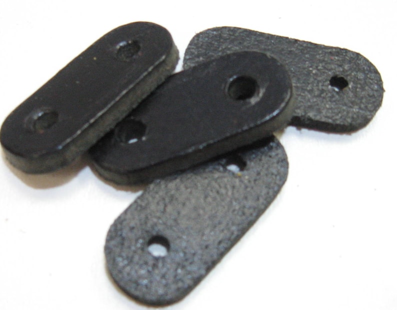 Puede incluir: Cuatro bucles de correa de cuero negro con dos agujeros cada uno. Los bucles est&aacute;n dise&ntilde;ados para sujetar correas o cinturones.