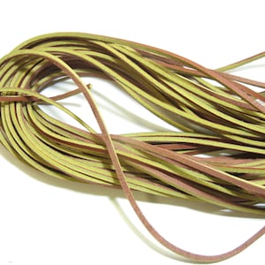 Puede incluir: Un paquete de cordón de cuero marrón y verde. El cordón tiene aproximadamente 6 mm de ancho y es ideal para proyectos de artesanía.