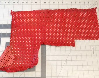 Perforiertes Rindleder-Echtleder Stück 4P7 - Glänzend Rot - Lederreste; umweltfreundlich; Einklebeband;