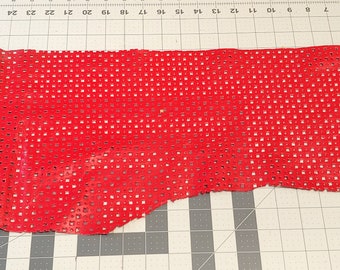 Perforiertes Echtlederstück vom Rindleder 4P7 - Rot #1 - Lederreste; umweltfreundlich; Einklebeband;