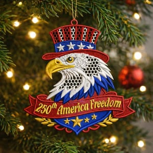 以下が含まれることがあります： 手書き風の「But first, coffee」の文字が入った、黒い持ち手の白いセラミックマグカップ。白い面に置かれています。マグカップの高さは10cmです。