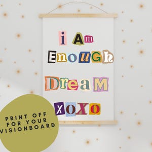 Może przedstawiać: Biały plakat ze słowami "i Am Enough Dream xoxo" w stylu kolażu. Plakat jest trzymany przez drewnianą ramę i zawieszony na sznurku. Ż&oacute;łto-zielone koło z tekstem "PRINT OFF FOR YOUR VISIONBOARD" znajduje się w lewym dolnym rogu.