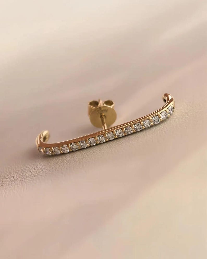 Linea Glow – Linear Diamond Stud Earrings