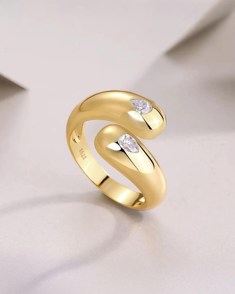 Twist Embrace – Pear Shape Diamond Ring