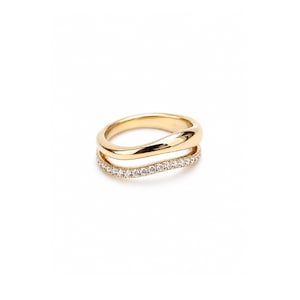 Könnte beinhalten: Ein goldener Ring mit einem Doppelband-Design, bestehend aus einem glatten, polierten oberen Band und einem unteren Band, das mit einer Reihe kleiner, klarer, rund geschliffener Steine besetzt ist. Die Bänder sind seitlich verbunden und bilden eine wellenförmige Silhouette.