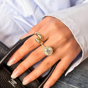 Twist Embrace – Pear Shape Diamond Ring