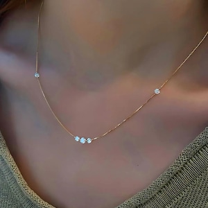 Colar com corrente articulada e diamantes de laboratório, com três ou cinco pedras, em ouro 14K/18K.