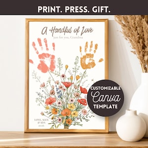 Könnte beinhalten: Gerahmter Druck mit dem Text "A Handful of Love" und "just for you, Grandma." Zeigt Handabdrücke und einen Blumenstrauß. Enthält den Text "LOVE, ALEX & ADA 2026" und "CUSTOMIZABLE Canva TEMPLATE."
