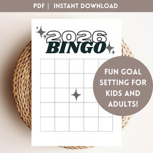 以下が含まれることがあります： 白地に「2026 BINGO」の文字が白黒で印刷された、印刷可能なビンゴゲームシート。ビンゴの数字用のグリッドと、「FUN GOAL SETTING FOR KIDS AND ADULTS!」と書かれた円形のグラフィックがあります。