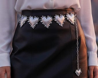 Silberner Herzkettengürtel, strukturierter Herzgliedergürtel, Taillenkette aus Metall, romantischer Statement-Gürtel, Boho-Kettengürtel für Damen, Festival-Taillengürtel