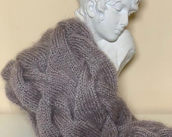 Patrón para tejer una bufanda de punto con trenzas gruesas: un acogedor accesorio de invierno de mohair (descarga instantánea en PDF en inglés).