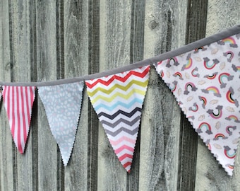 Stoffen Bunting Vlaggen Regenbogen, Wolken, Felroze strepen, regenboogchevron in gedempte tinten, wimpelvlaggen kunstzinnige decoratie