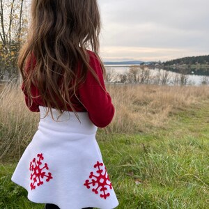 Klassischer Elfenrock Kinder Weihnachtsoutfit Halloween Kostüm Roter Elfenoverall und Hut Jungen oder Mädchen mit Rock Bild 4