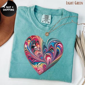 Camiseta de corazón de acuarela Comfort Colors®, camiseta estética, regalo de San Valentín, camiseta de corazón colorido, camiseta de corazón de San Valentín, regalo para mamá