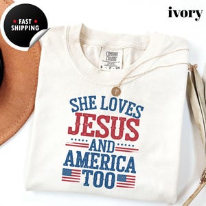 Komfortfarben sie liebt Jesus und Amerika auch Shirt, Unabhängigkeitstag Shirt, christliches Shirt, 4. Juli Shirt, Amerika Retro Shirt, USA Shirt