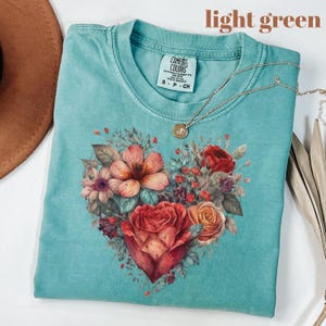 Camiseta con corazón de acuarela Comfort Colors®, regalo para el día de San Valentín, camiseta con corazón colorido, camiseta con corazón para el día de San Valentín, regalo para mamá, camiseta estética