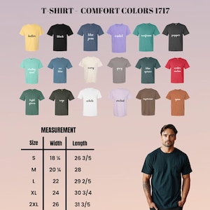 Puede incluir: Una exhibici&oacute;n de camisetas Comfort Colors 1717 en varios colores, incluyendo mantequilla, negro y azul vaquero. La imagen incluye una tabla de medidas con tallas de la S a la 2XL, detallando el ancho y el largo en cent&iacute;metros. Un hombre lleva una camiseta verde oscuro.