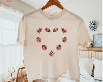 Camiseta Comfort Colors Ladybug Boxy, Camiseta linda de mariquita, Camiseta gráfica de corte holgado, Ropa con estética cottagecore, Top minimalista con estampado animal, Regalo para ella